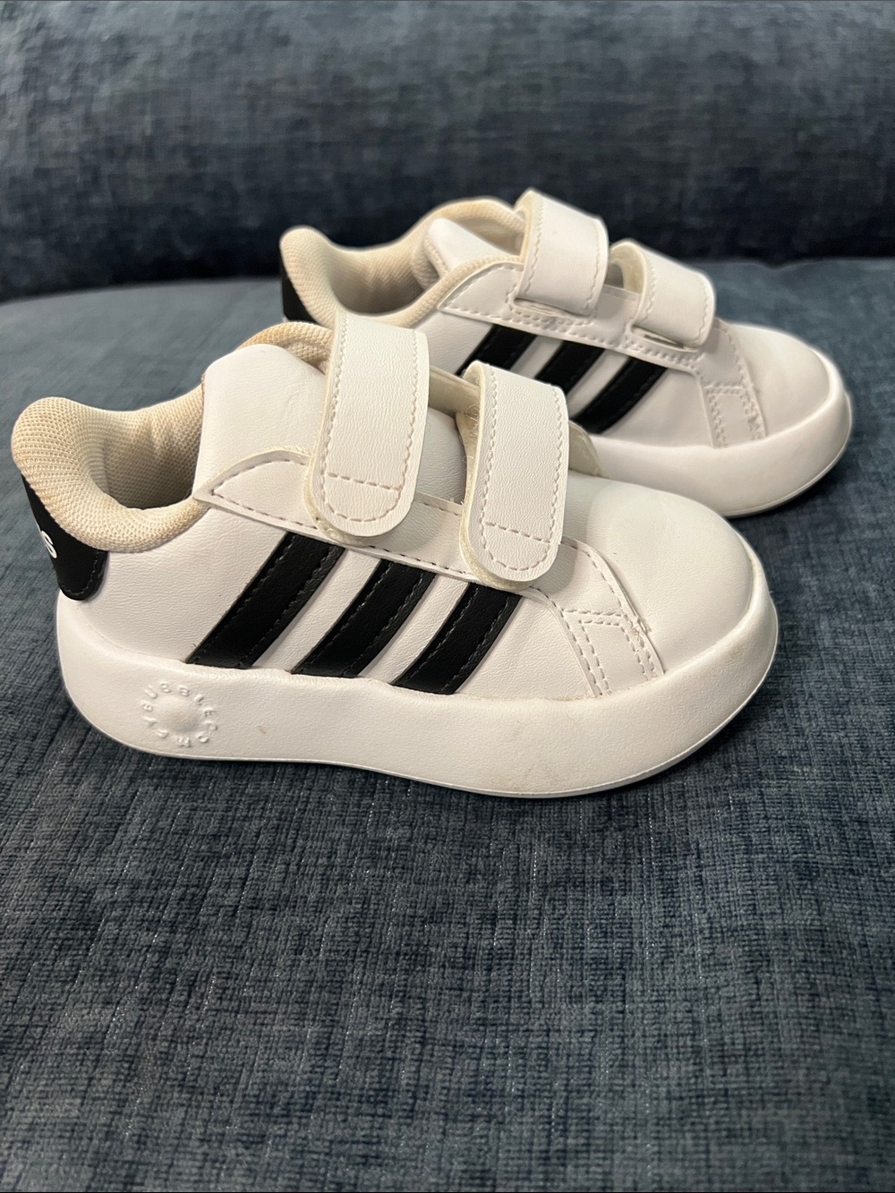 Adidas Bubble Comfy Sz 7 Kids Unisex Black White Classic Stripe Play Condition
